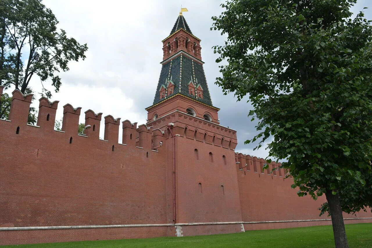 Какие башни в кремле москва. Вторая Безымянная башня Московского Кремля. Первая Безымянная башня Московского Кремля. Петровская башня Московского Кремля. Сенатская башня Кремля.