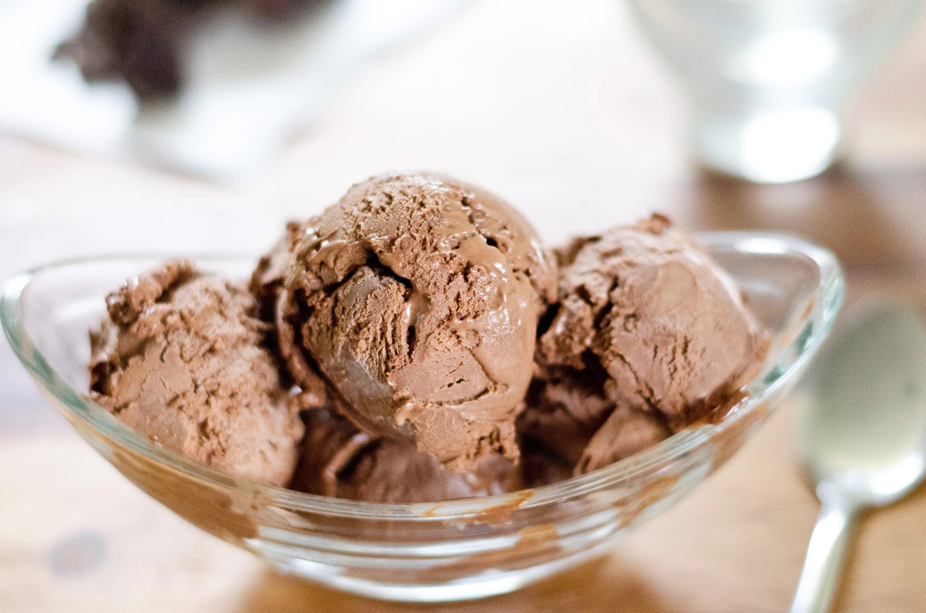 Мороженое с шоколадом. Шейк милк милкшейк. Ice chocolate. Мороженое пломбир шоколадный. Шоколадное мороженое.