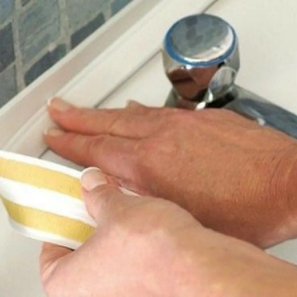 Самоклеющиеся уголки для ванной. Самоклеющийся плинтус для ванной. Клейкий уголок для ванной. Пвх уголок для ванной. Как наклеить самоклеющийся бордюр.