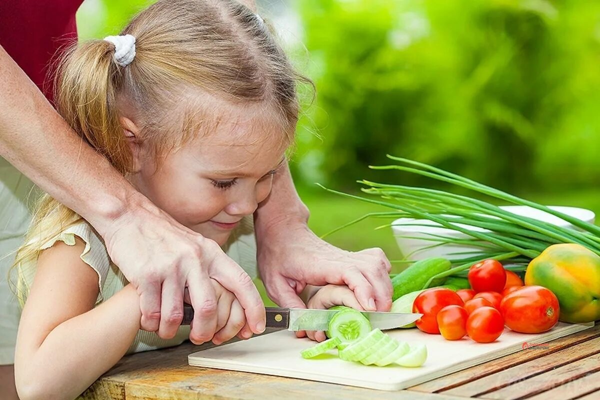 Овощи для детей. Дети готовят овощи. Ребенок с ножом. Девочка с овощами. Дети учат фрукты