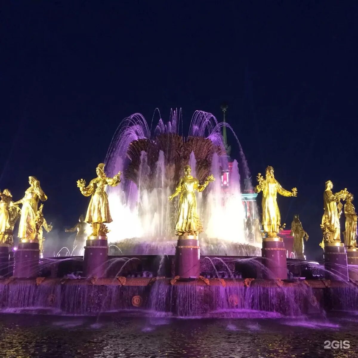 Фонтан в москве на вднх. Фонтан дружбы народов в москве. москва фонтан дружбы народов вднх ночью. вднх фонтаны 2025. фонтаны дружба народов и каменный цветок на вднх.