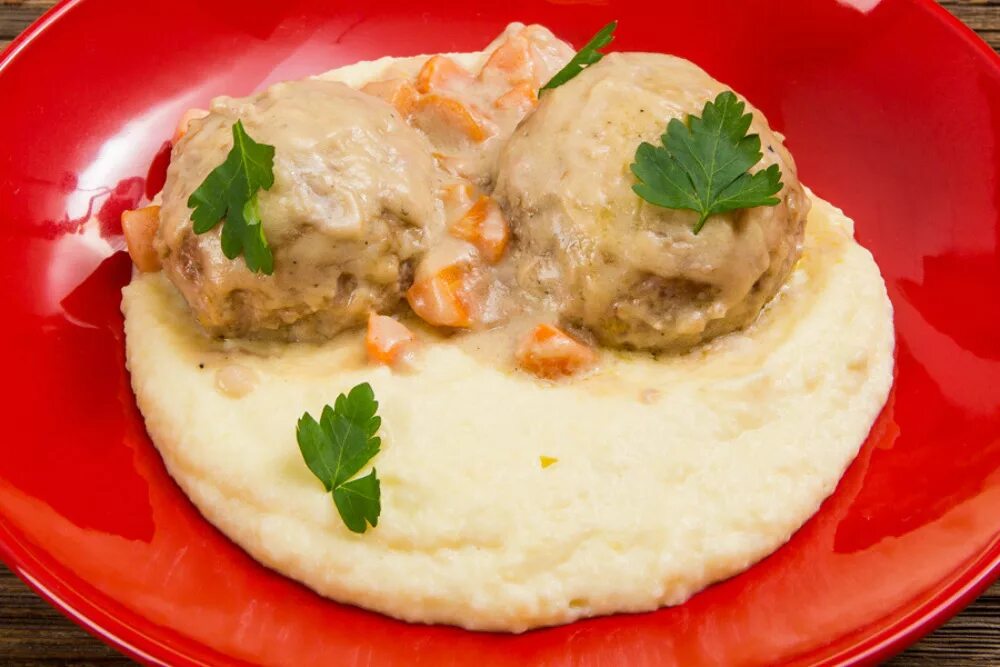 тефтели ежики. куриные фрикадельки в сливочном соусе. ежики в сливочном соусе. ёжики в томатно-сметанном соусе. рецепт ежиков со сметаной.