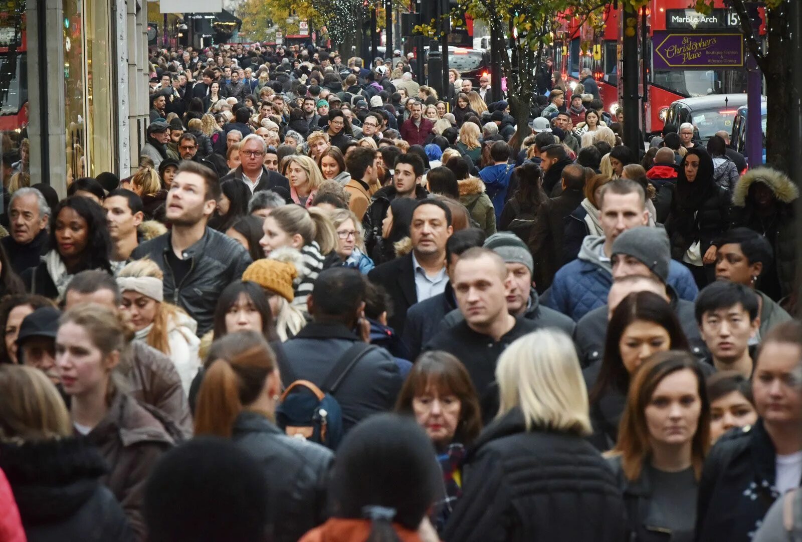 Crowded street. Человек толпы. Толпа людей вечером. Человек среди толпы на улице. Скопление людей.