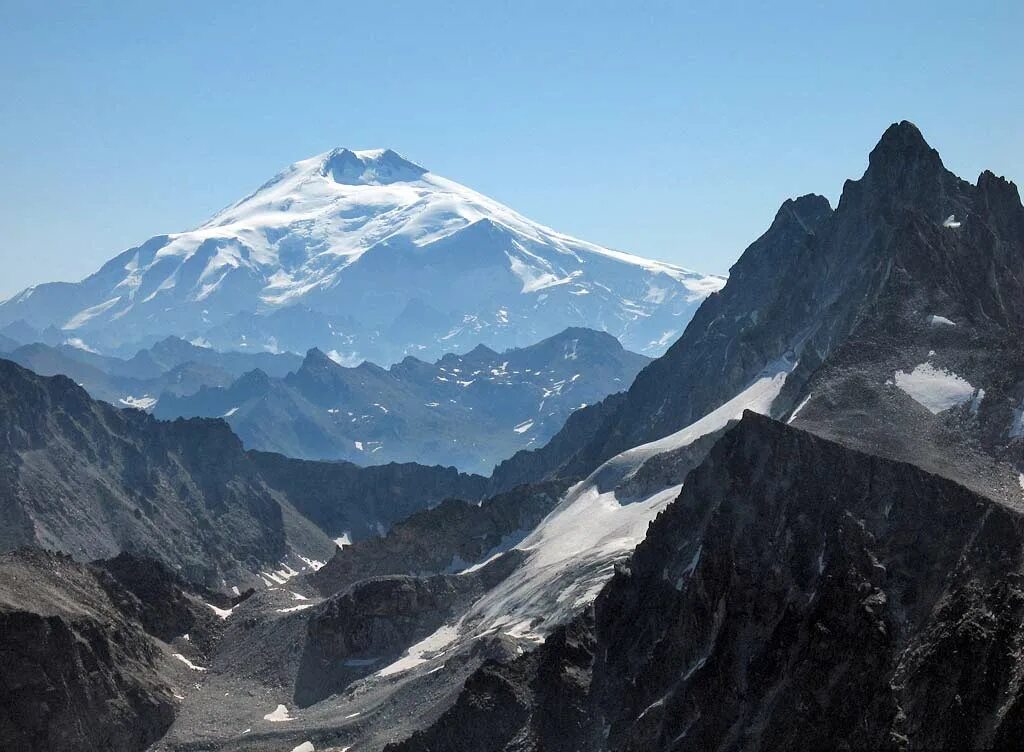 2 по высоте гора в россии. Эльбрус вершина Кавказа. Эльбрус высочайшая вершина. Самая высокая гора в России Эльбрус. Самая высокая вершина Эльбруса.