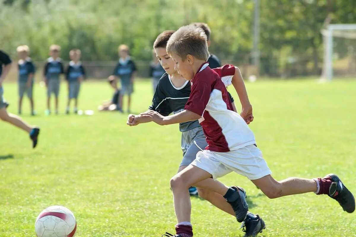 Детская тренировка по футболу. Футбол дети. Дети играют в футбол. Игра футбол. Футбол на 1 дома