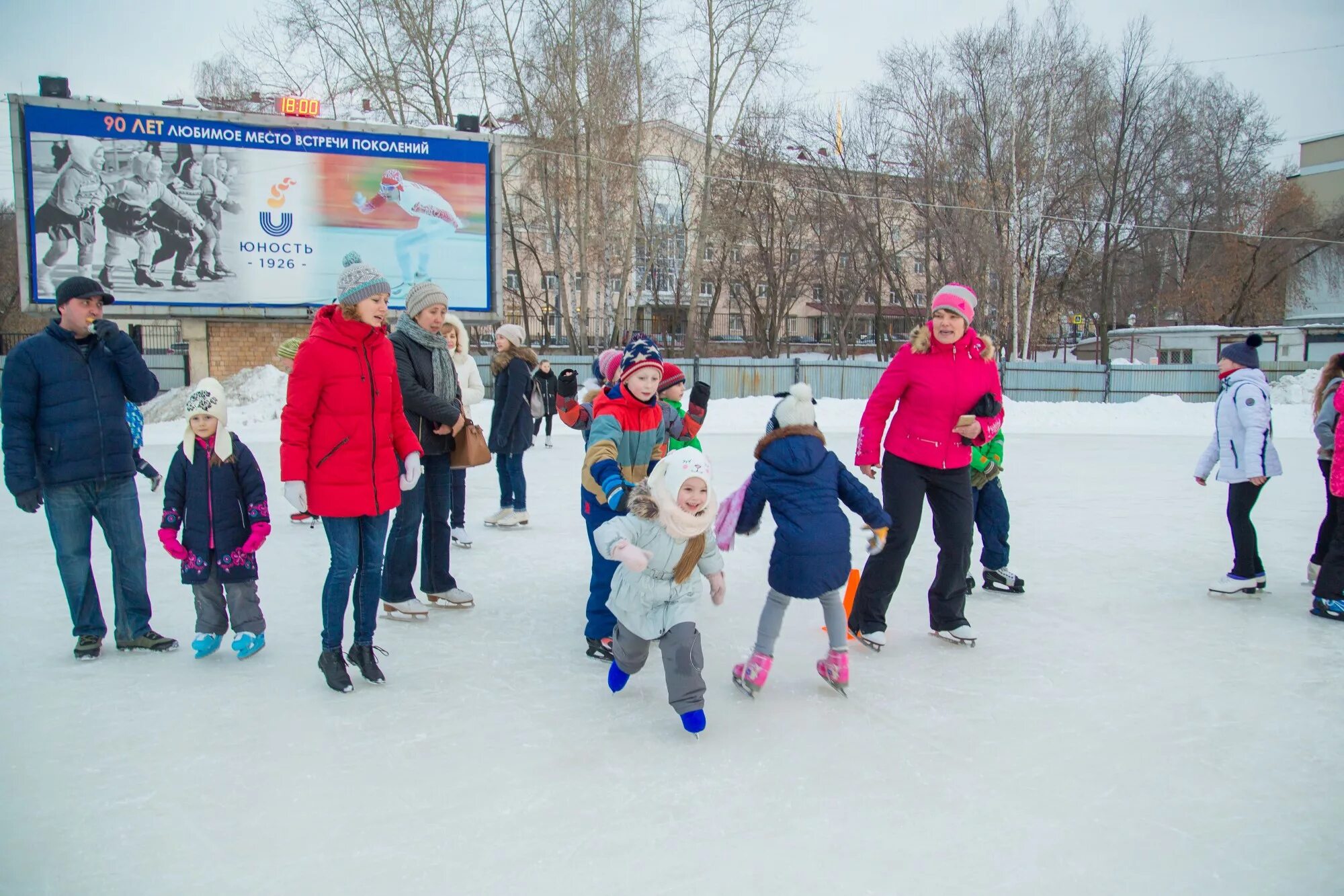 Работа катка юность. Каток Юность Екатеринбург. Парк юности Екатеринбург. Каток Юность Оренбург. Каток Юность Омск.