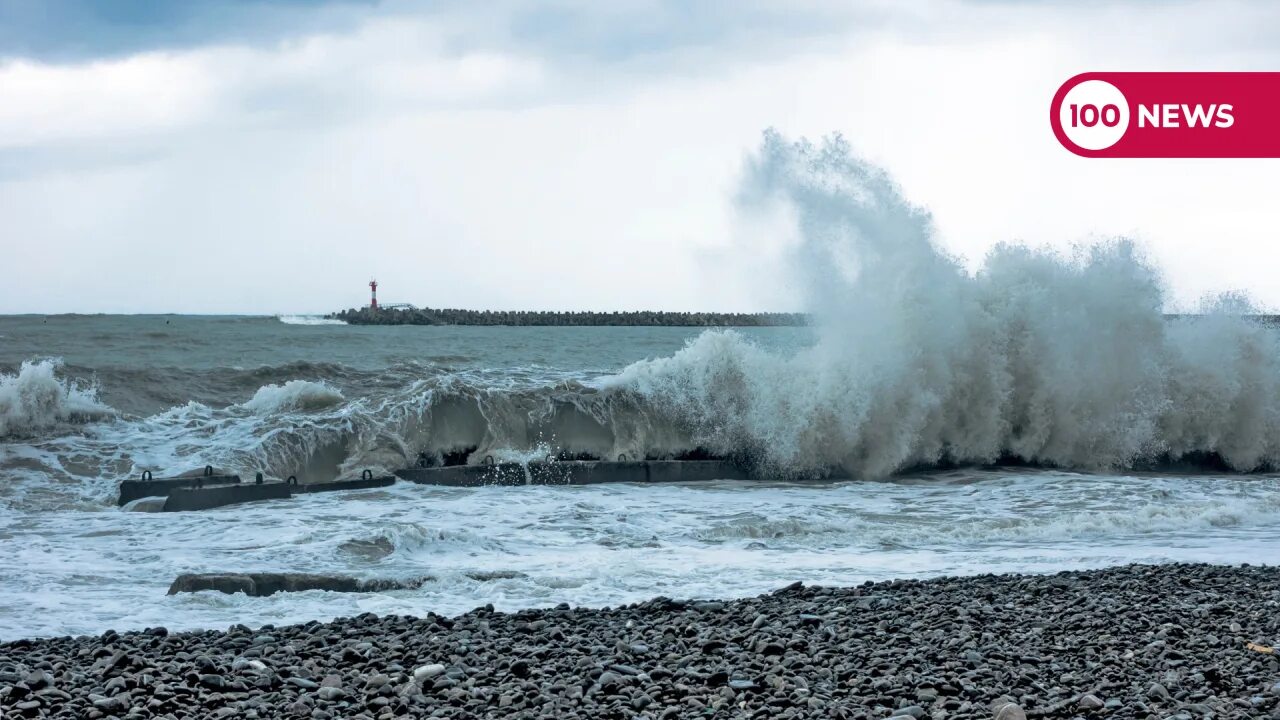 Шторм на море в сочи. Море шторм. пляж после шторма. шторм в сочи. море после шторма.
