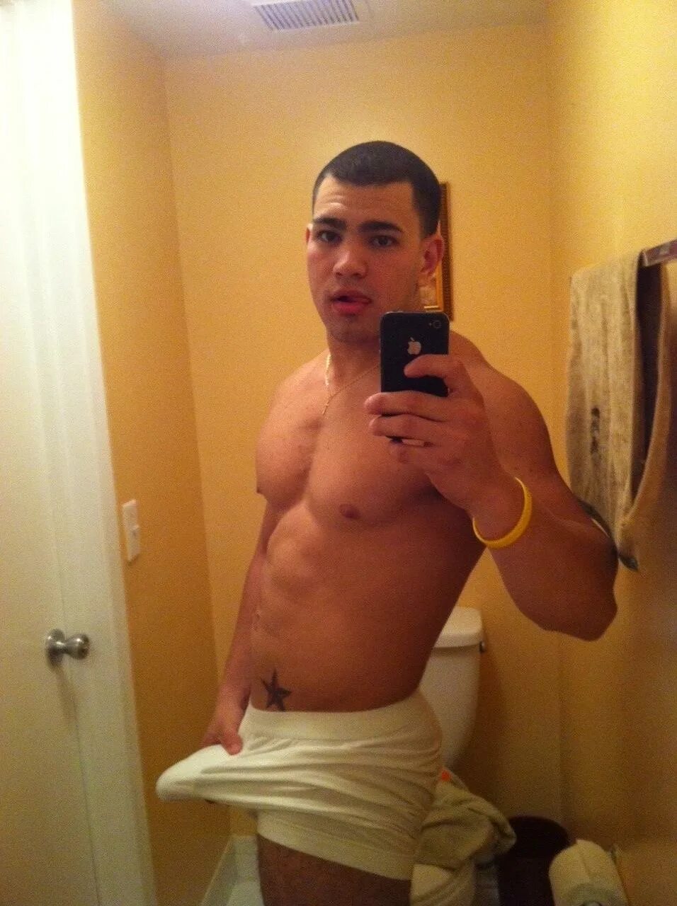 Латинские парни. Джон фалькон член. Дэвид лейд в 15. Мужчина в трусах домашнее. 21 см у мужчин.