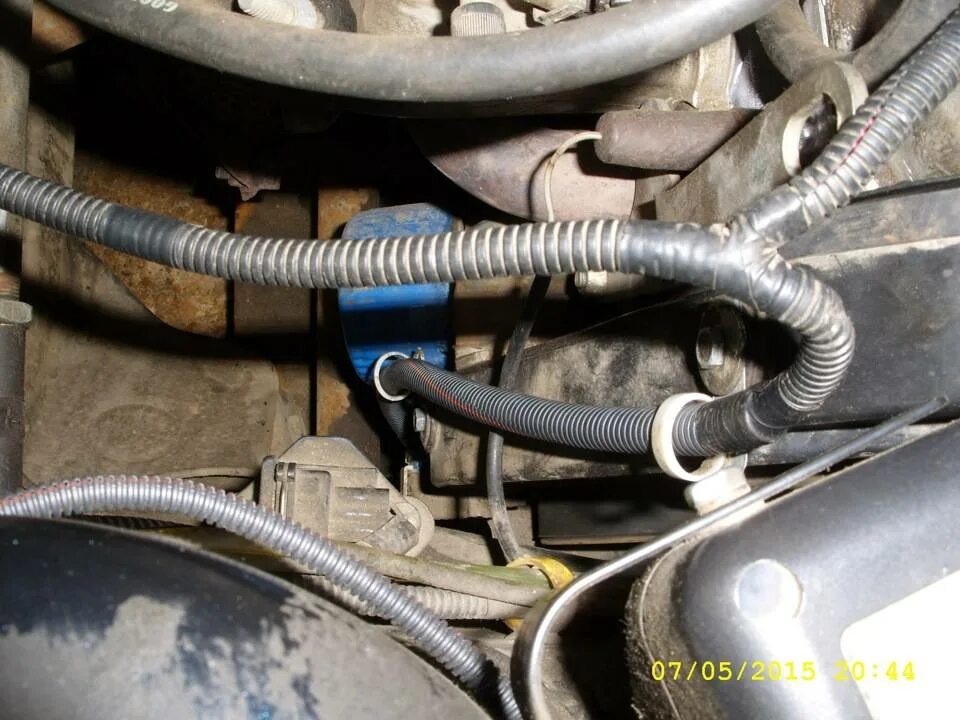 Провод датчика коленвала ваз 2114. Geely emgrand ec7 датчик коленвала. Провода идущие на датчик коленвала. Разъём датчика фаз ваз 2112 16 клапанов. Провода идущие на датчик коленвала.