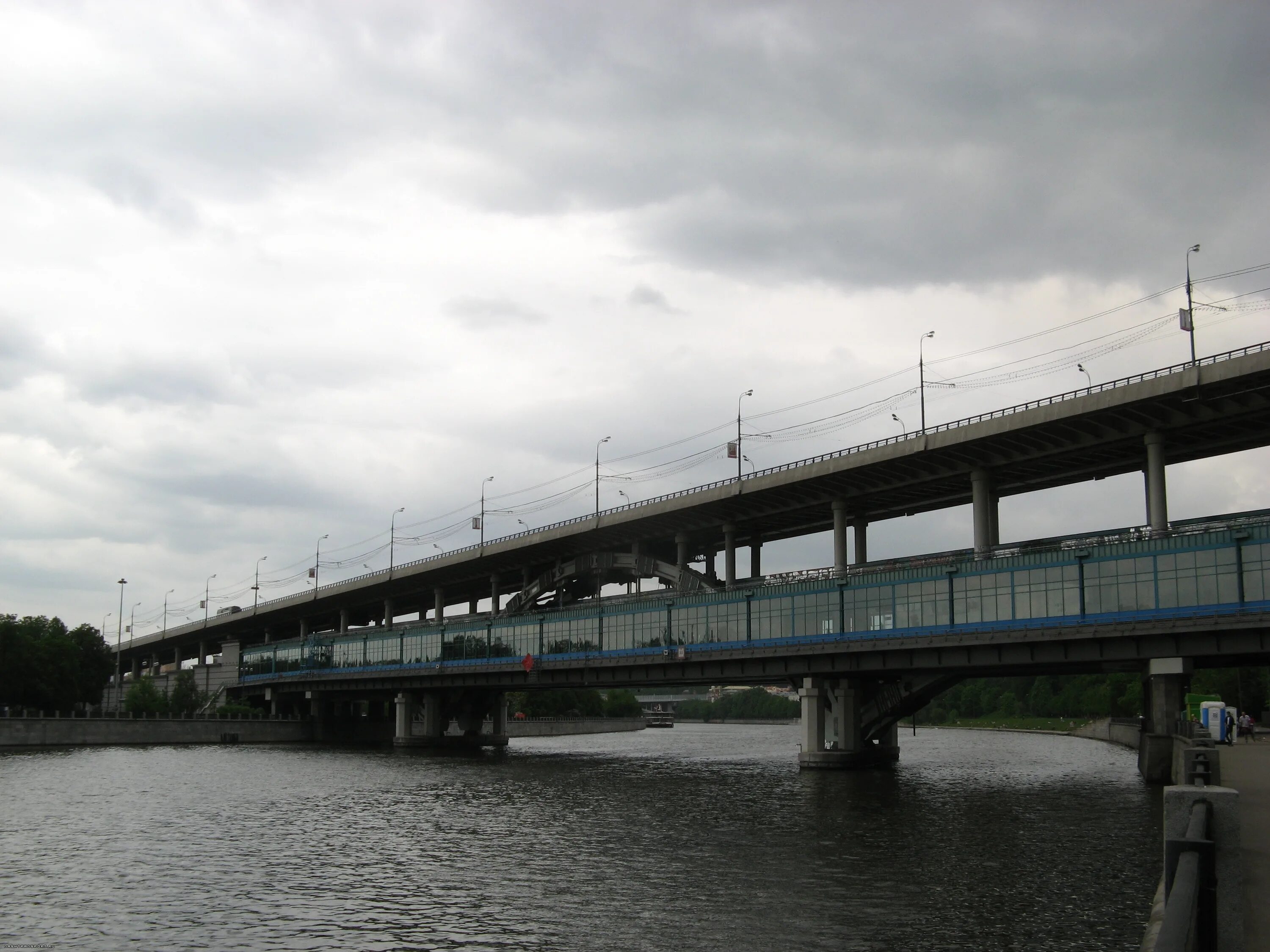Метромост киевская смоленская. Мост метро в москве. Лужнецкий метромост в москве. Лужнецкий мост метромост. Станция метро воробьевы горы.
