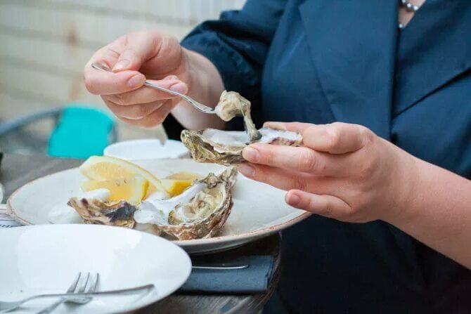 Как правильно кушать устрицы. Ест устрицы. Как есть устрицы. Устрицы этикет. Как правильно кушать устрицы.