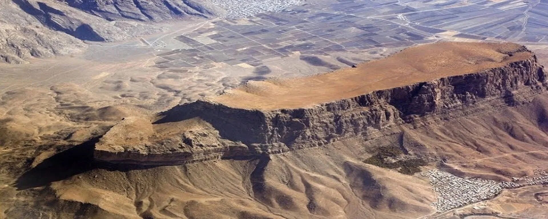 К какой горе причалил ковчег. Гора арарат ноев ковчег. ковчег ноя на горе арарат. ноев ковчег на горе. ноев ковчег со спутника на горе арарат.