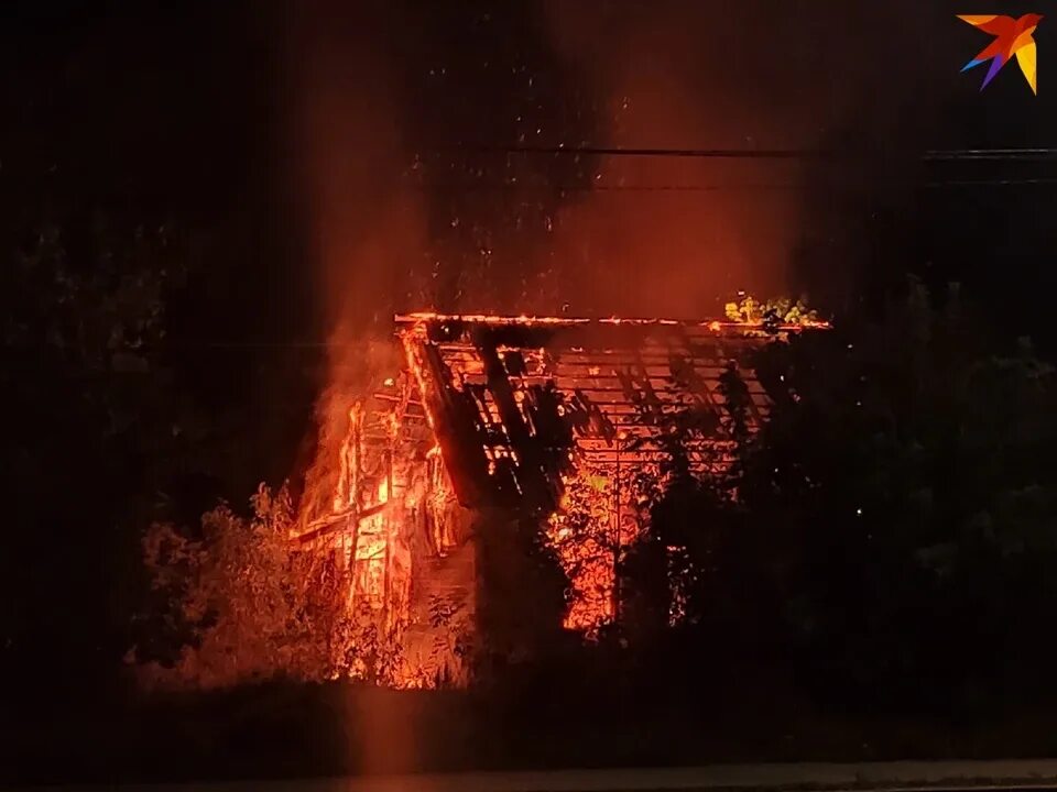 Видео пожара внутри. Киселева пожар Псков. Горит внутри пожар. Сгоревший дом фото. Лента сгорела.