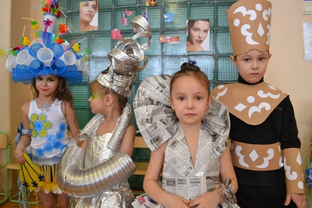 Костюм экомода в детском саду. Костюмы из бросового материала в детском саду. Авангардный костюм для детей. Шляпа из экологических материалов. Головной убор из бросового материала.