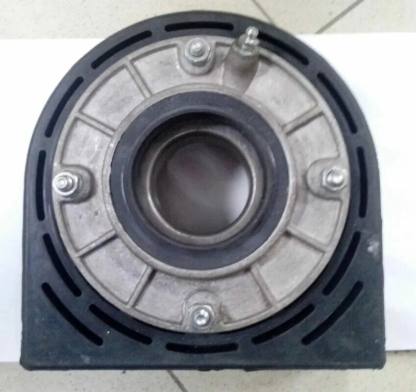 Подвесной камаз 65117. Вал карданный камаз 65116. Подвесной подшипник камаз 65115. Камаз 53605 подвесной подшипник карданного. Вал карданный камаз 65117 с подвесным.