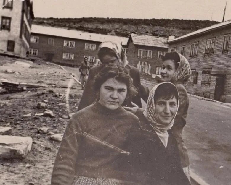 Под наши старые фотки. Мурманск улица Чехова. Чехи старые фото. Чехова Мурманск. Мурманск Чехов.