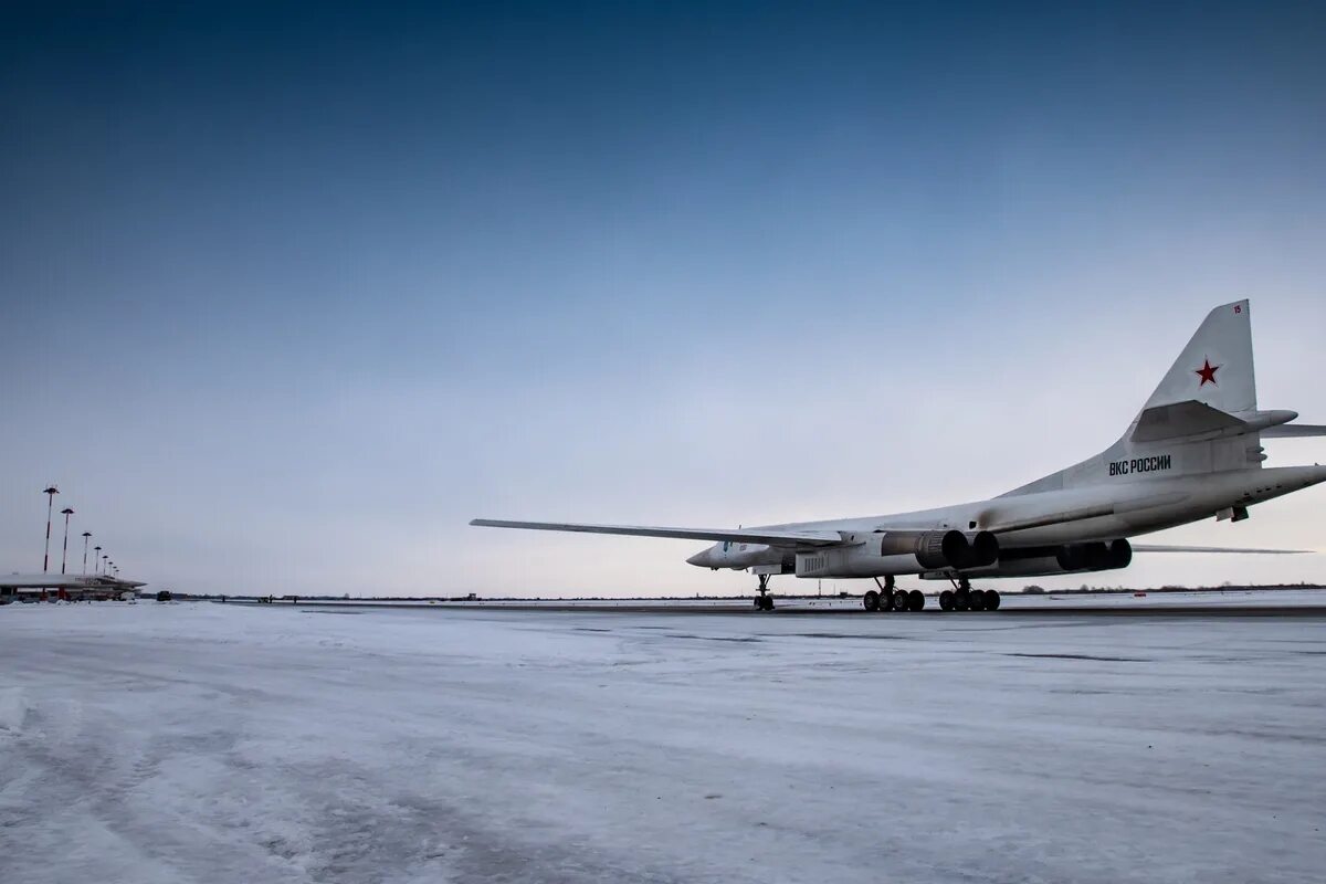 Энгельс аэродром дальней авиации. Ту-160 белый лебедь Энгельс. Авиабаза Энгельс ту 160. Ту 160 ВКС России.