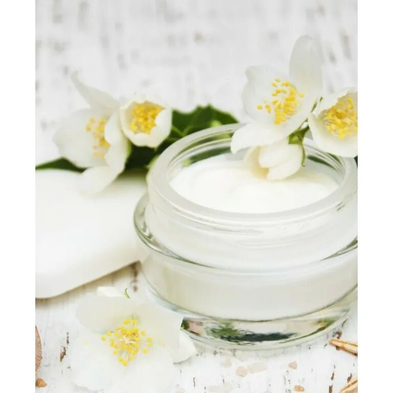 натуральный крем. Cosmetic крем. красивое лицо с кремом. маска альпика липосомальная лифтинг. баночка крема.