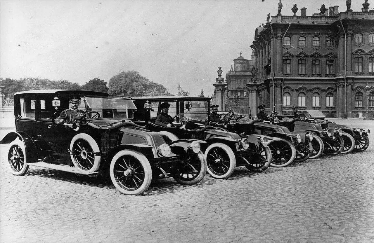 Первый автомобиль в москве. Императорский гараж Николая 2. Автопарк Николая 2. Рено Николая 2. Автомобиль Рено 1903 года.