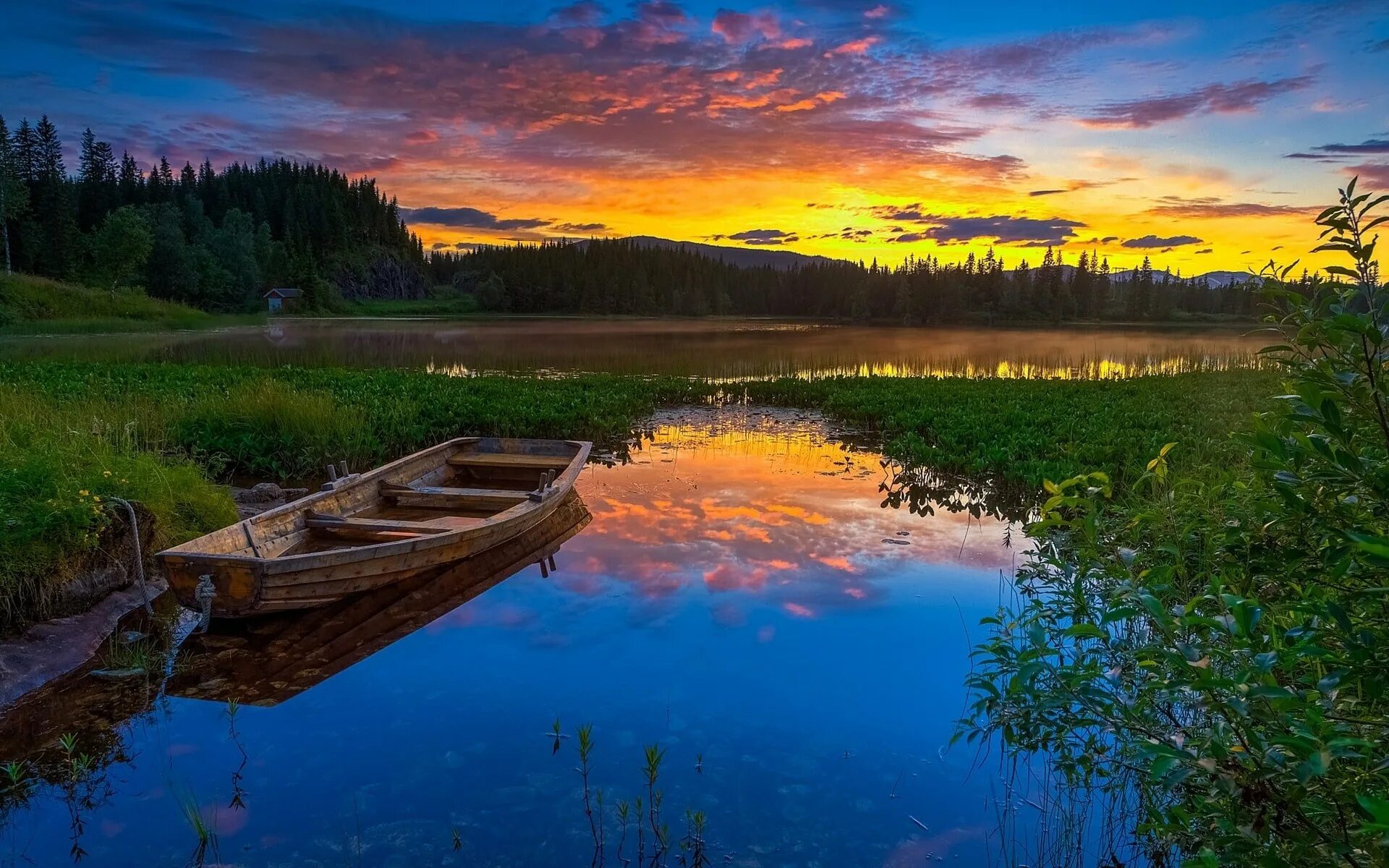 Уникальные реки. Андре Косслик лодка озеро. Имандра озеро лодка. Природа озеро. Красивая река.