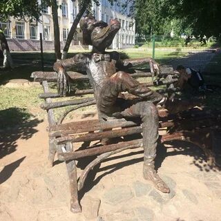 Памятник крокодилу