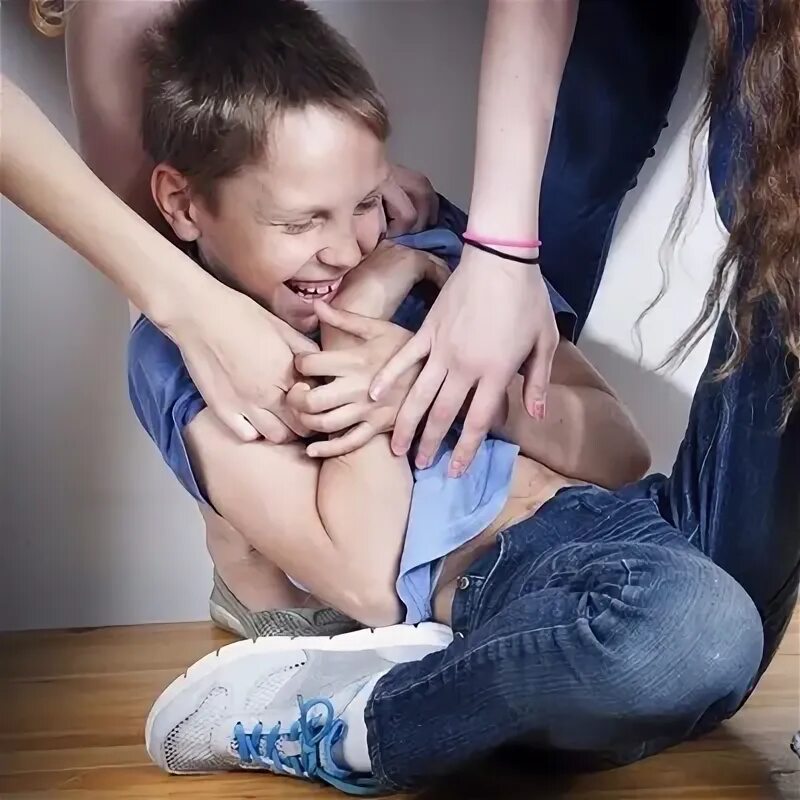 Щекотка детей. Щекотать мальчика. Фото щекотки детей. Tickle дети. Щекотно людям