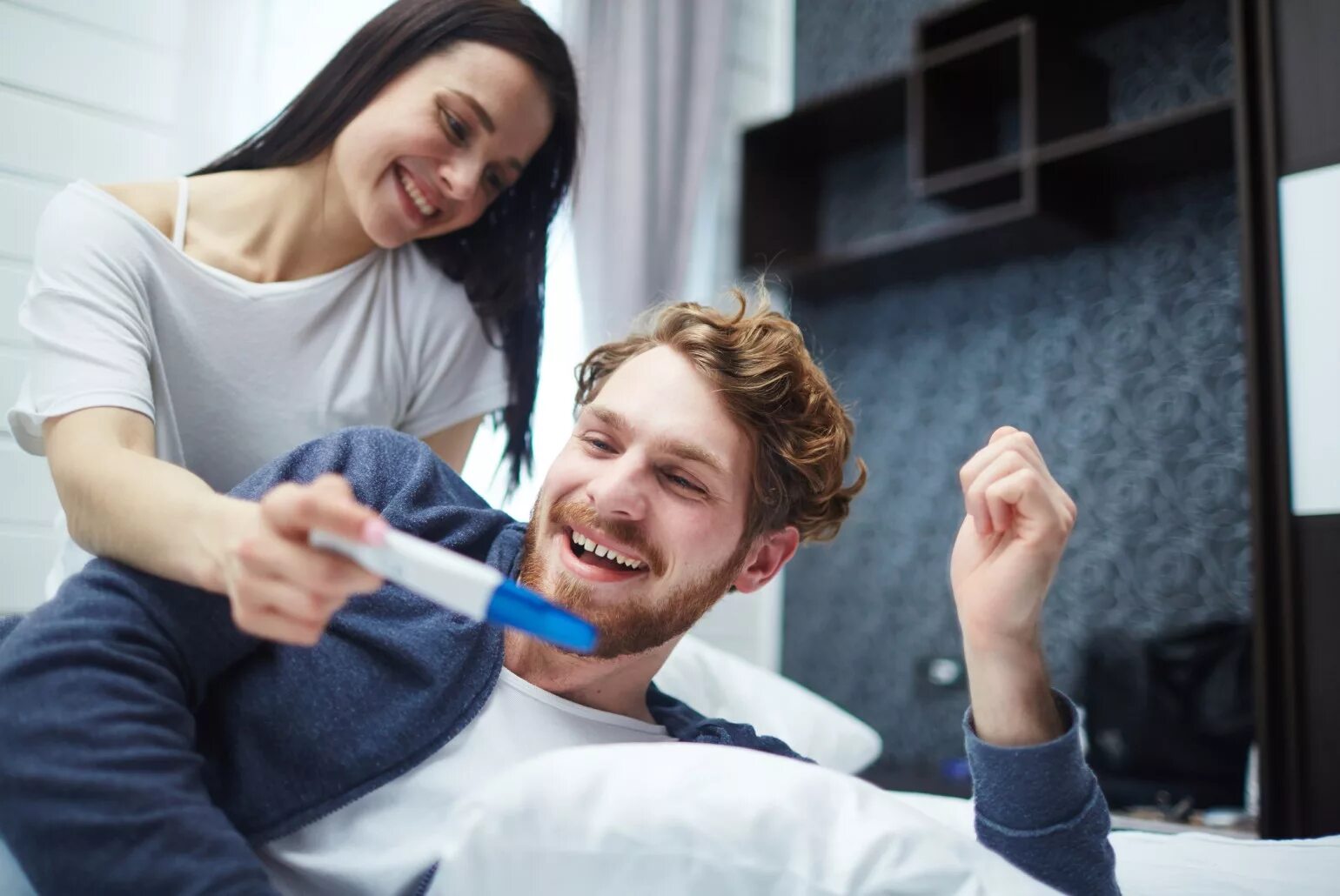 женщина с тестом на беременность. парень узнал девушка беременна. парень узнал девушка беременна. счастливая пара с тестом. пара с тестом.