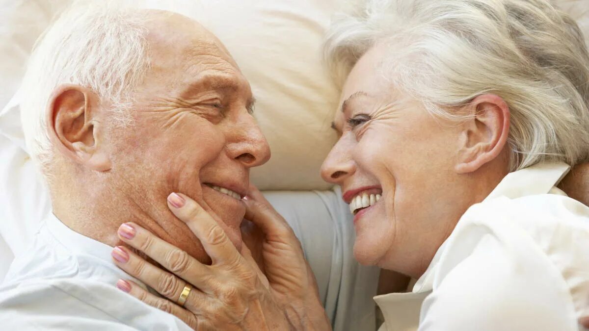 Пожилая пара в постели. Старые и молодые люди. Пожилые люди в постели. Близость в пожилом возрасте. Пожилые супруги видео