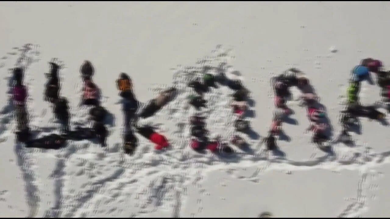 Надпись выложенная телами. Выложили телами. Фуры с погибшими солдатами из украины. Выложили телами. Слова выложенные из людей.