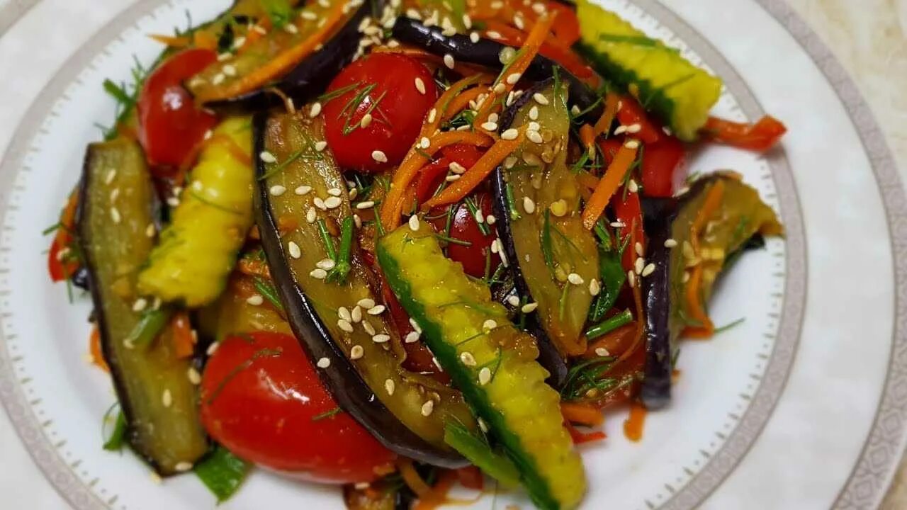 Тарелка с салатом. Баклажаны огурец помидор перец лук. Закуска из баклажан и перца. Баклажаны огурец помидор перец лук. Баклажаны огурец помидор перец лук.