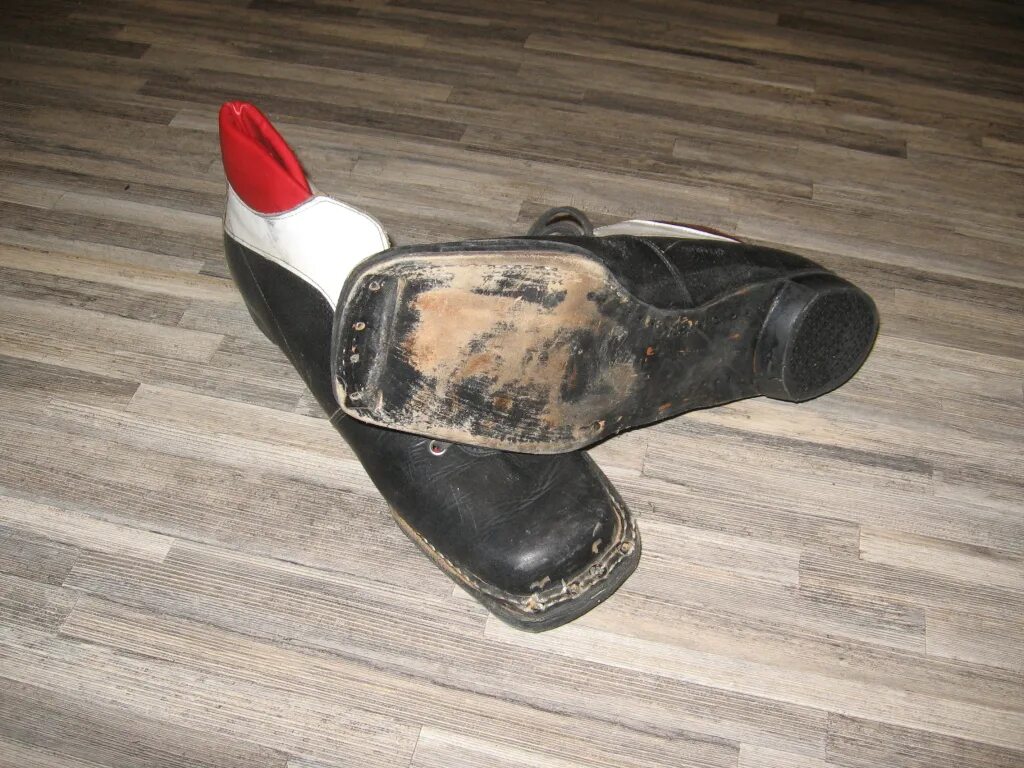 Лыжные ботинки botas vega. Лыжные ботинки ботас. Крепления botas лыжные ботинки ссср. Ботинки лыжные скороход. Старые лыжные ботинки.