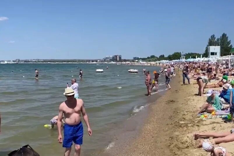 Анапа в апреле видео. Анапа люди гуляют на центральном пляже зимой 2021. Море витязево 2021. Анапа в июне отзывы. Июнь пляж.