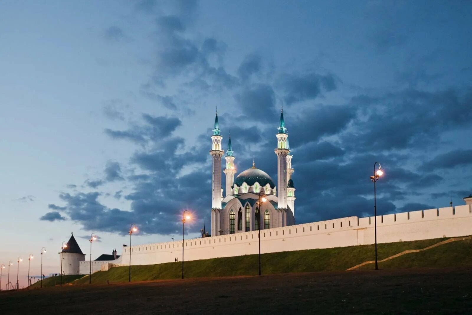 Историко архитектурный комплекс казанский кремль юнеско. Казань надпись. Города казани площадь свободы. Казань столица татарстана. Казань картинки города.