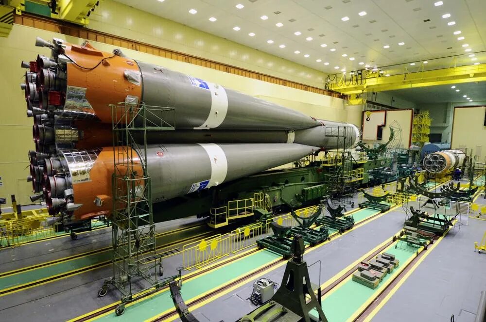 Самара ракеты завод. Аэрокосмическая промышленность. Предприятие ракетно космической промышленности. Ракетная промышленность. Аэрокосмический комплекс самары.