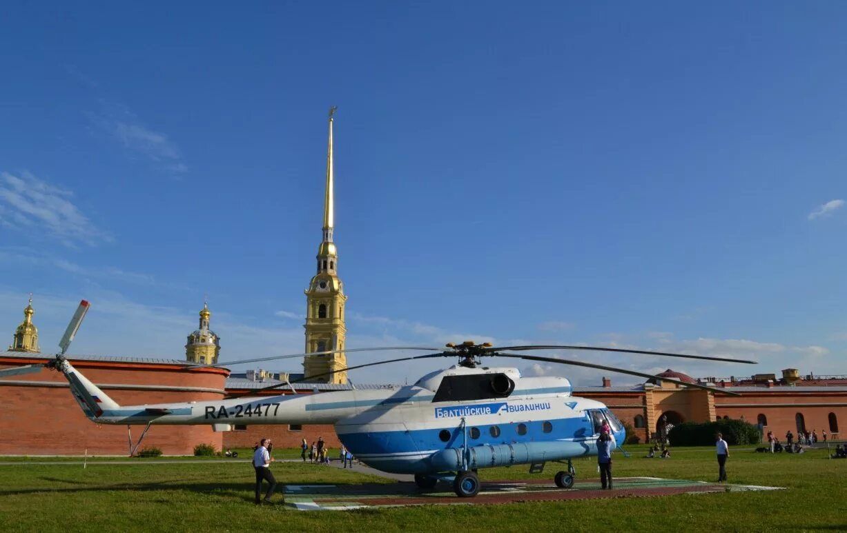 По чкаловской лечу на петропавловский. Вертолетная площадка Петропавловская крепость Санкт-Петербург. Петропавловская крепость вертолетная площадка. Вертолетные прогулки на Петропавловской крепости. Вертолетная экскурсия СПБ.