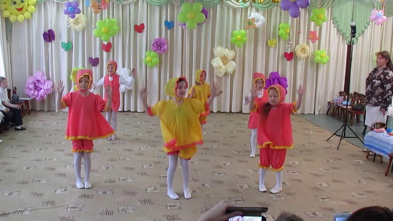 Танец губки бантиком в детском саду видео. Танец маленьких гномиков. танец губки бантиком. танец гномиков для девочка. танец губки бантиком в детском саду.