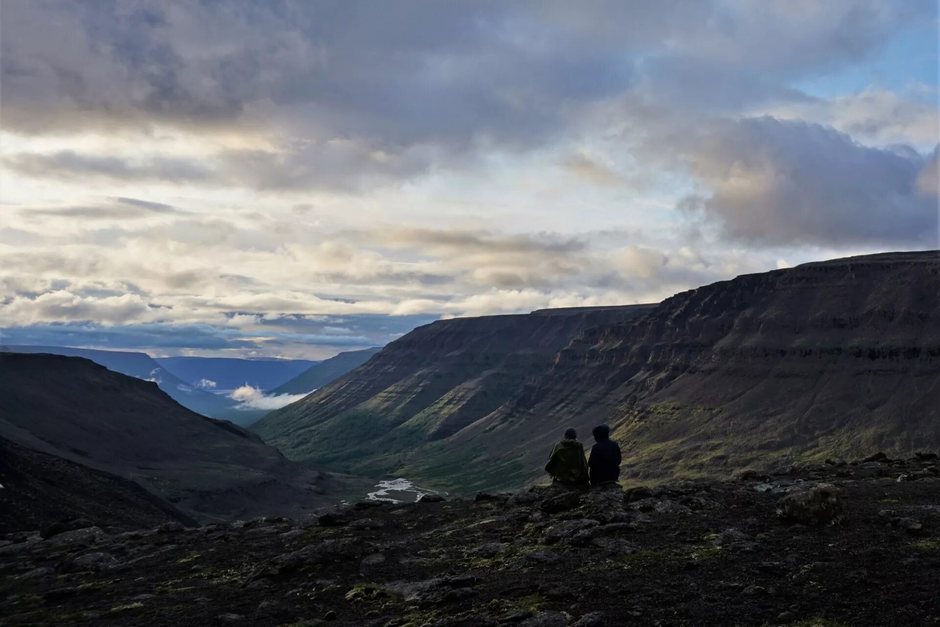 Таймыр плато путорана. Плато путорана горы. Озеро капчук плато путорана. Плато путорана столовые горы. Гора камень на плато путорана.