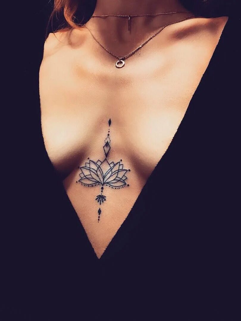 Девочку между грудей. Тату на грудине женские. Тату лотос на груди. Тату между грудиной у девушек. Татуировки для девушек на груди.