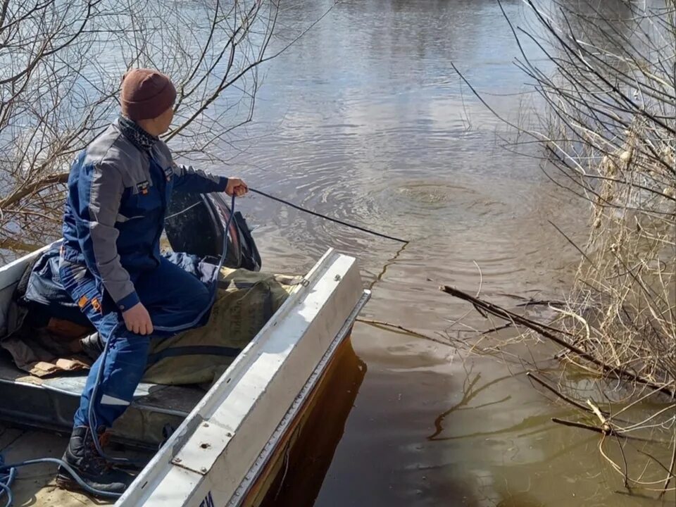 В двине утонул. Вода река.