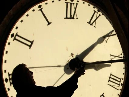 Проводит слишком много времени в