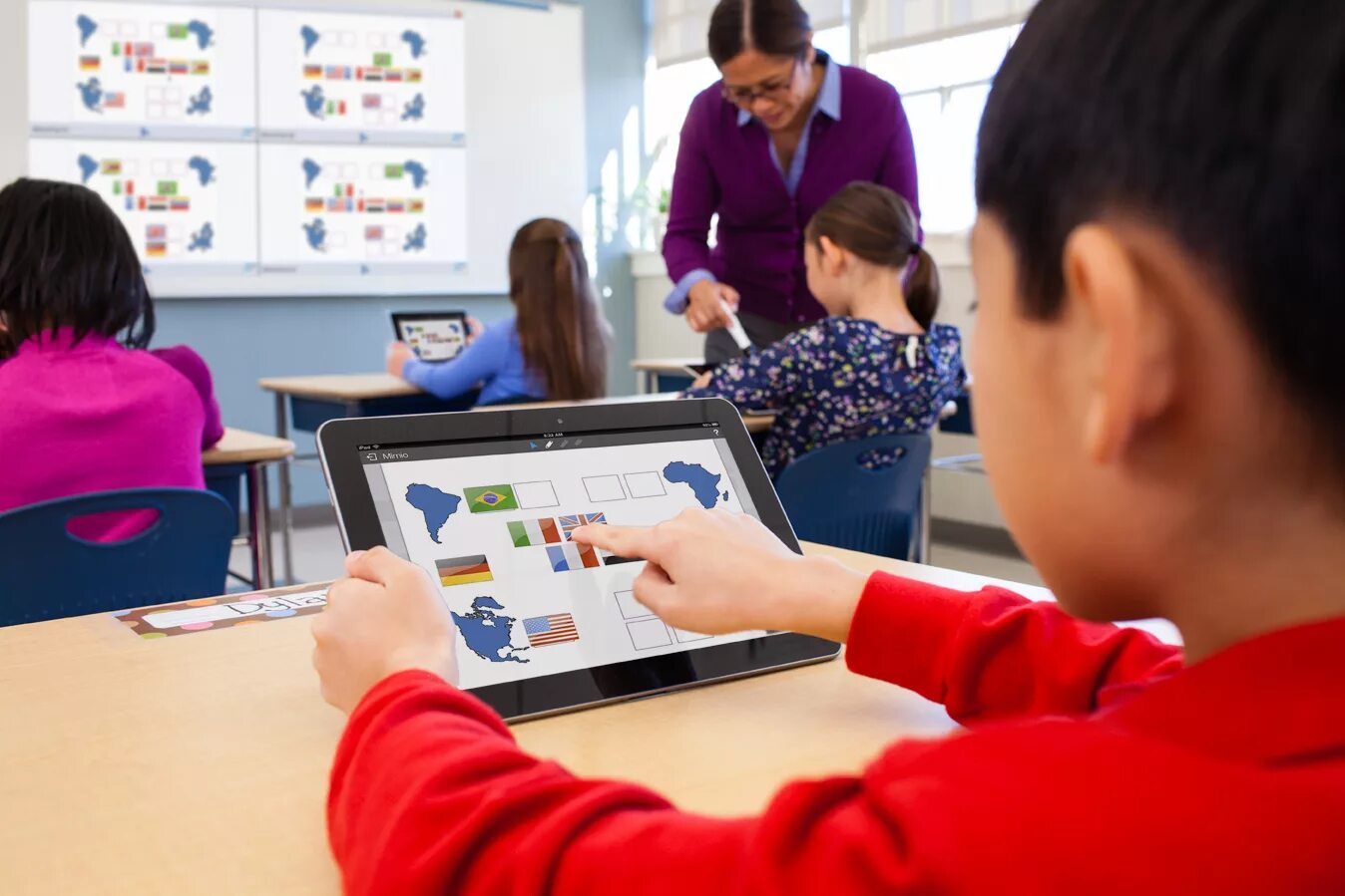 Педагог и дети. Визуал учителя. Классрум программирование. Teach tech. Мультимедиа в образовании.