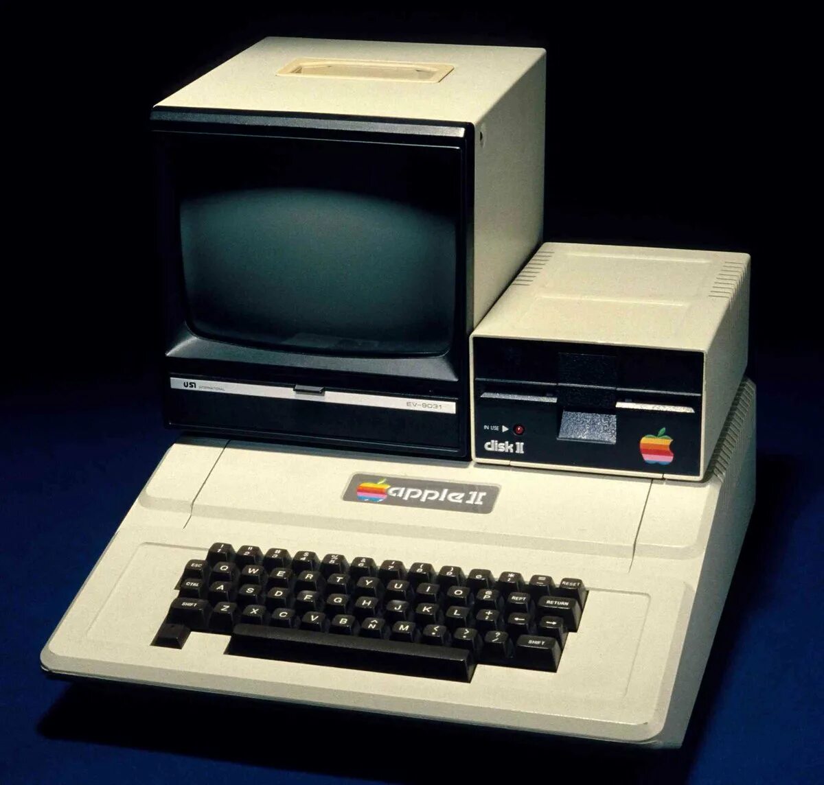 1 личный компьютер. Apple II 1977. Первый компьютер Эппл 2. Apple 2 компьютер 1977. Первый компьютер Эппл.