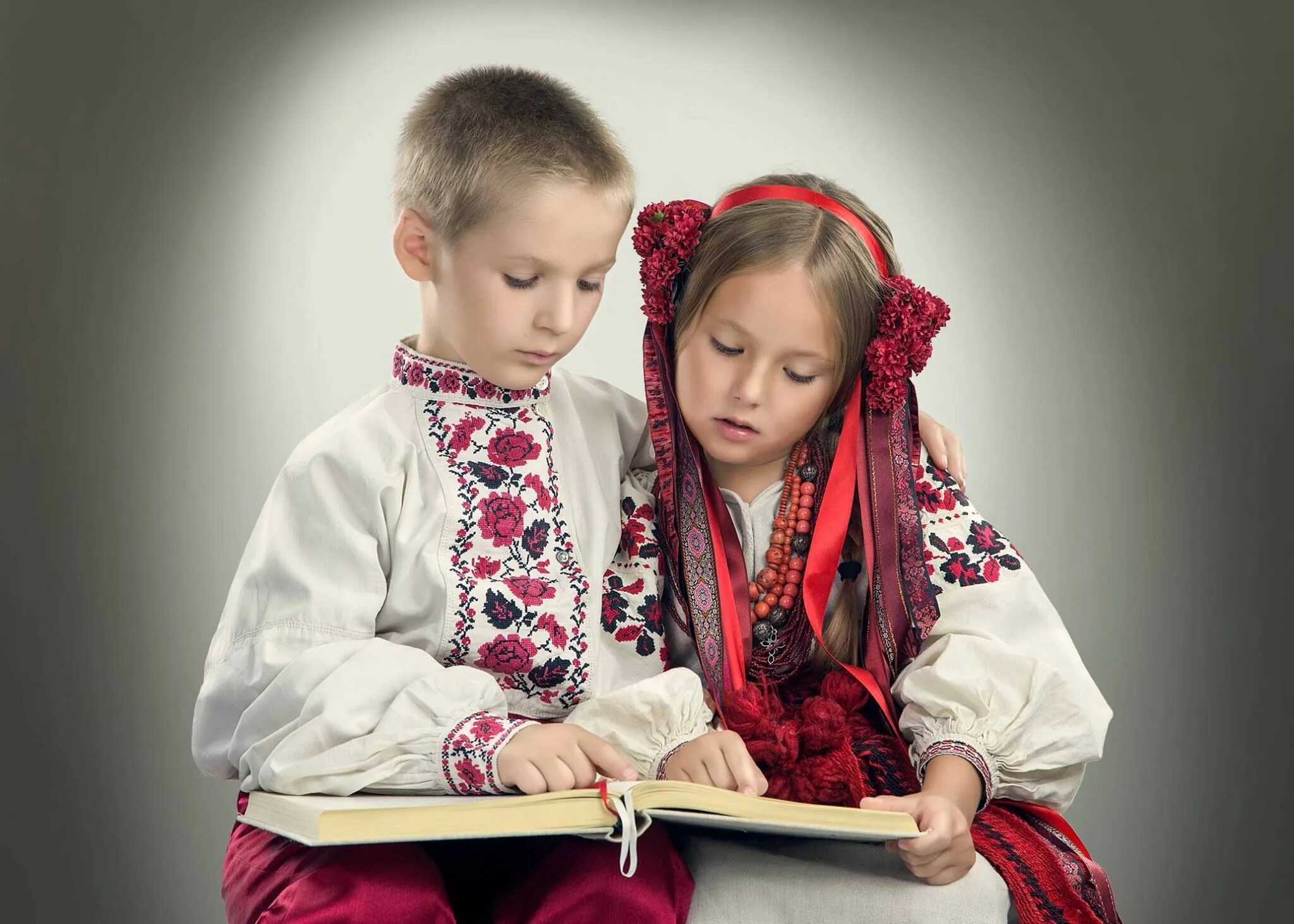 Дети Украины. Украинские дети в национальных костюмах. Ребенок в вышиванке. Дети в вышиванках. Маленькие украинцы