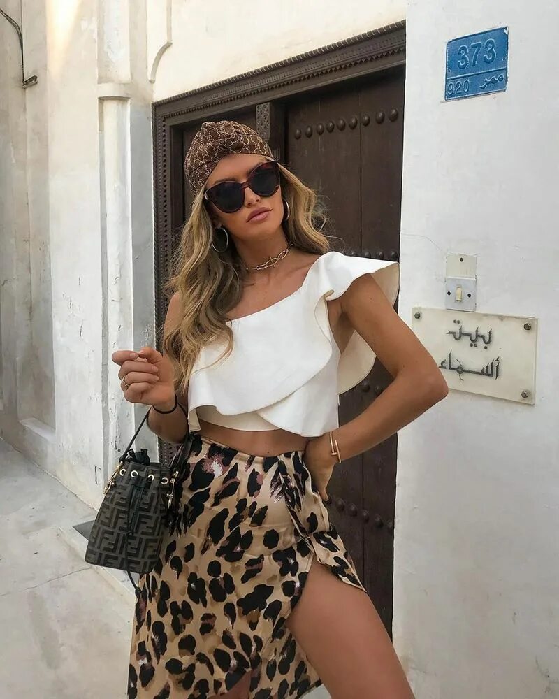 Модные летние образы. Цветная юбка. Chiara ferragni бомбер. Кьяра ферраньи стиль одежды. Дольче габбана платья 2022 женские летние.