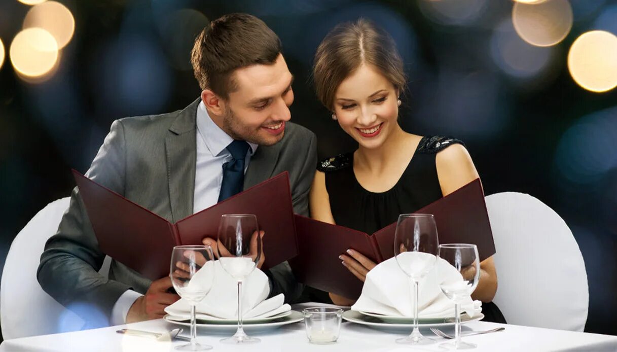 Романтический ужин в кафе. Свидание в ресторане. Романтическая встреча влюбленных. Ужин в ресторане на двоих. Парень и девушка на крыше.