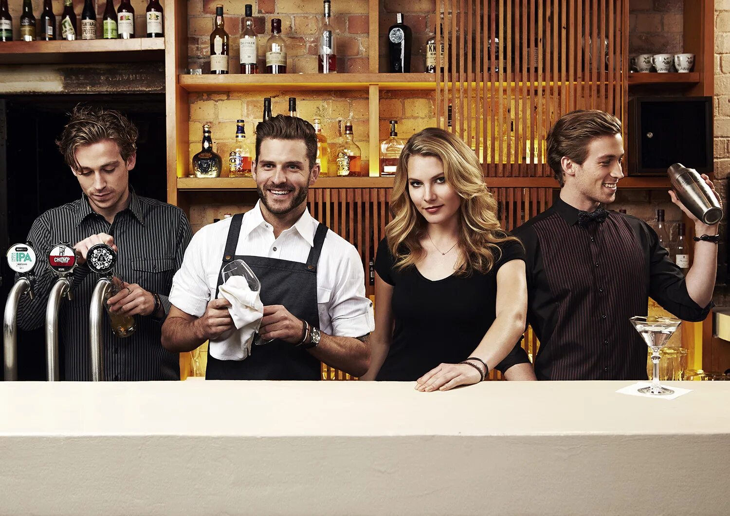 дабл би кофе. капито кафе. ресторан с посетителями. кофе персонал. кассир в кафе.