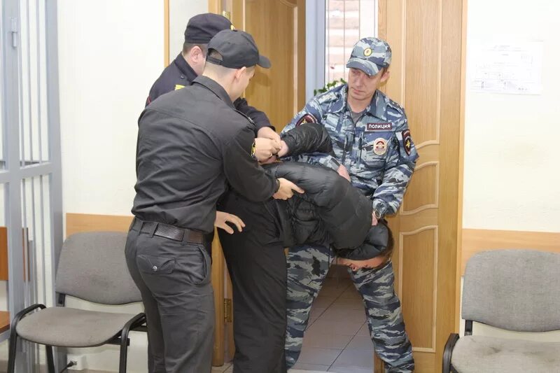 Конвой и конвоирование. Конвоир в полиции. охрана и конвоирование подозреваемых и обвиняемых. конвой полиции. форма полицейского конвоира.