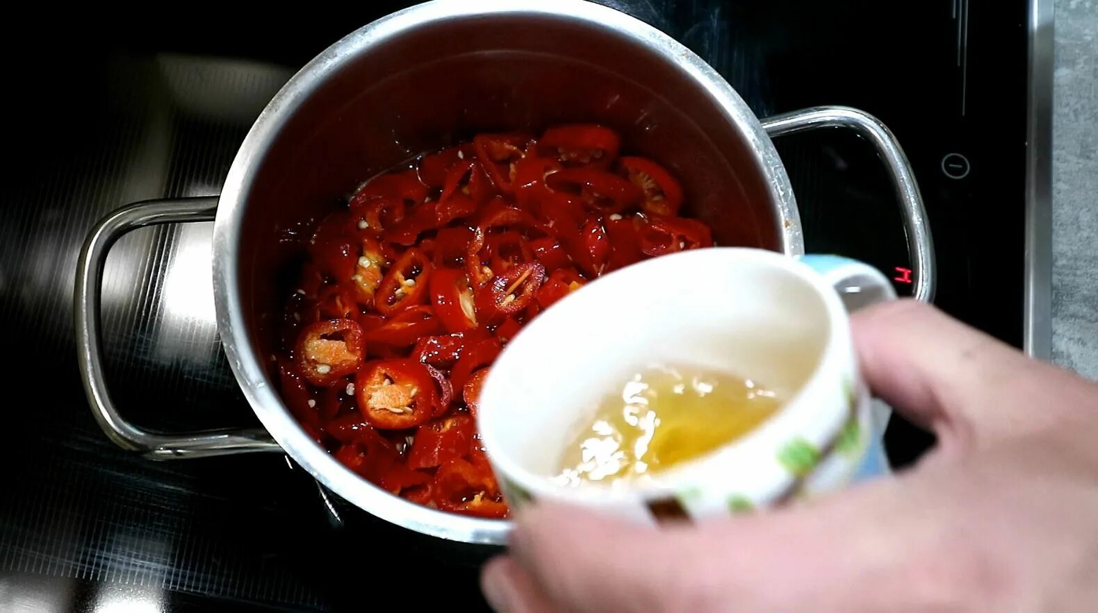 Кисло сладкий соус на зиму из перца. Сладкий перец чили соус. тайский соус с перцем чили. кисло-сладкий соус с перцем чили. соус чили острый.