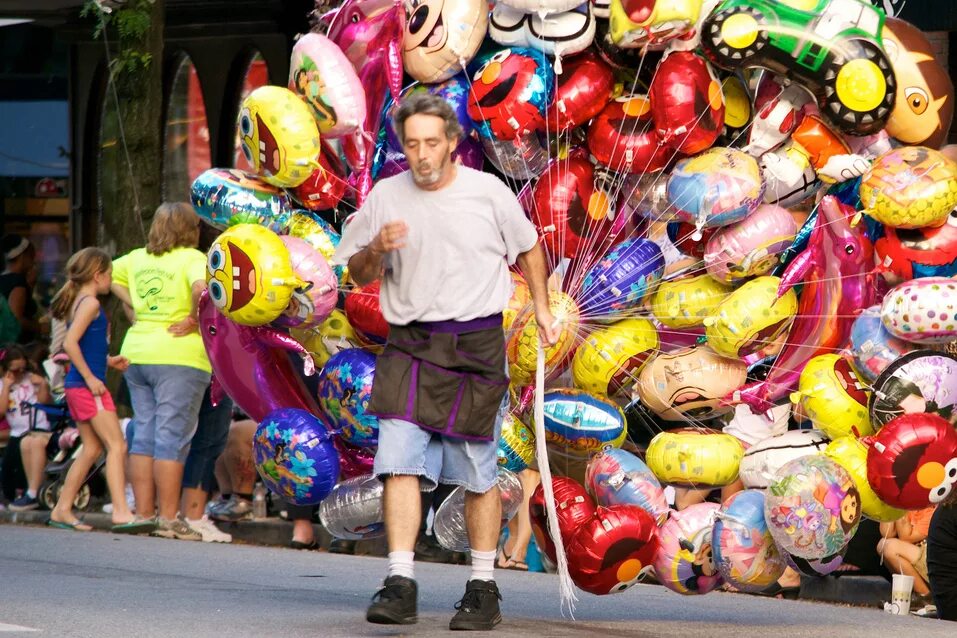 Бизнес с шарами. Воздушные шары для бизнеса. Бизнес на воздушных шариках. Человек продающий шарики.