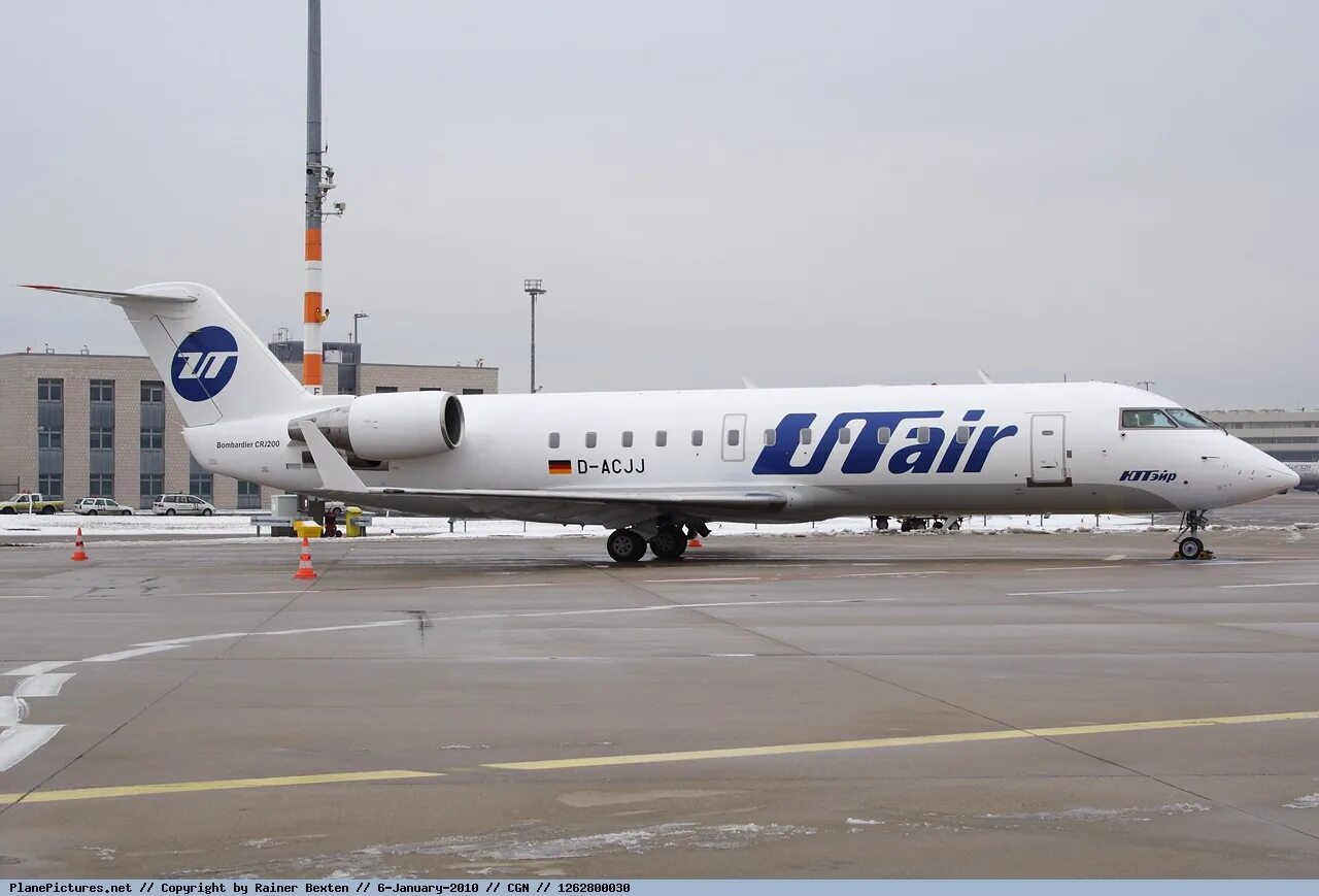 Сайт utair ru. CRJ 200 UTAIR. ЮТЭЙР Jet 200. CRJ 200 самолет UTAIR. Самолет UTAIR Тюмень.